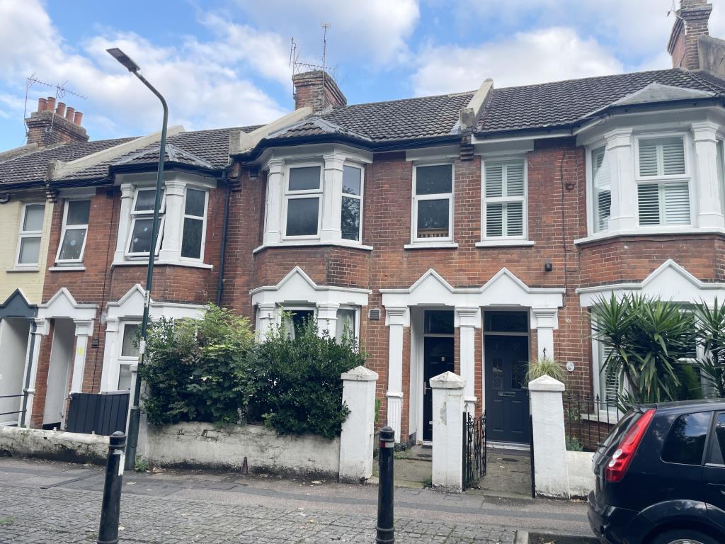 Lot: 121 - FORMER HOUSE IN MULTIPLE OCCUPATION IN NEED OF IMPROVEMENT - Front view of HMO for improvement